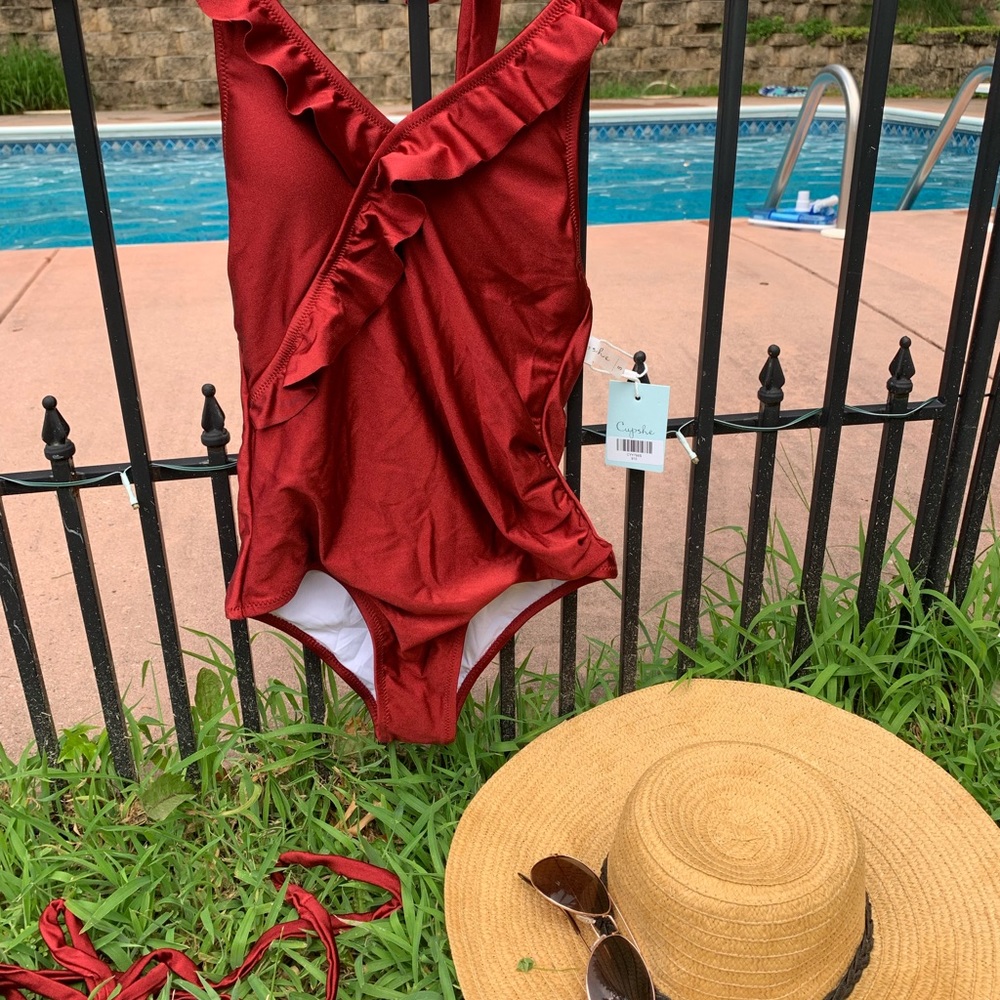 NWT Cupshe one piece swim suit.